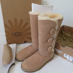 UGG Bailey Button Triplet Boots Size 6 Sand